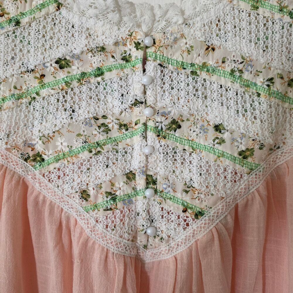 POL Whisperlace Garden Blouse in Tea Rose Blush Size Medium - Picture 9 of 10